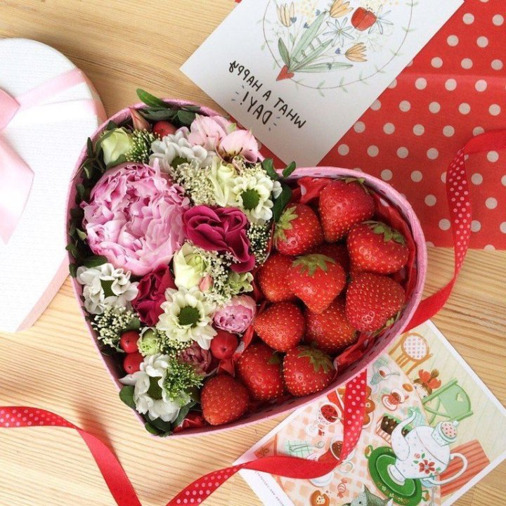 Бокс с клубникой и цветами в Кургане