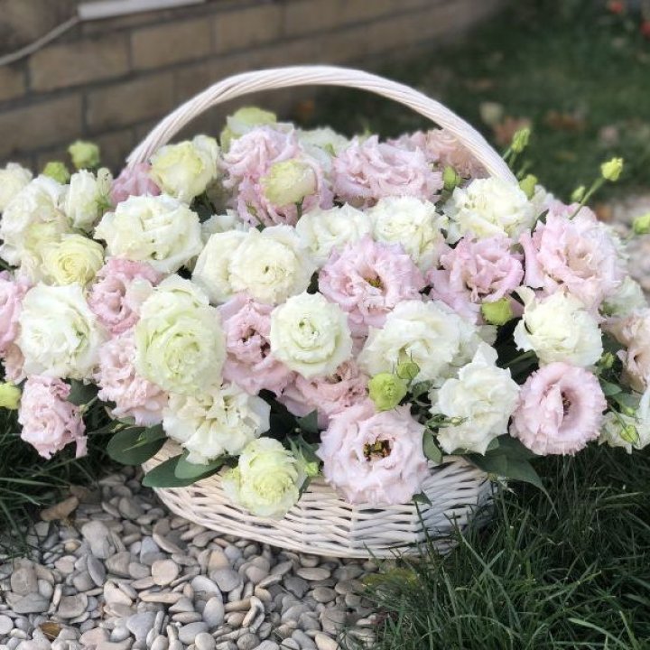 Корзина с эустомой в Кургане