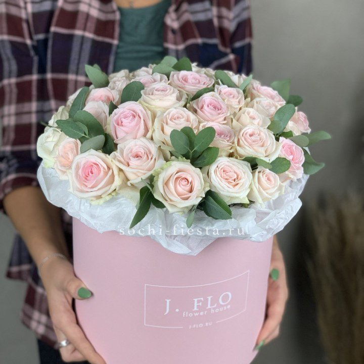 35 розовых роз в цилиндре в Кургане