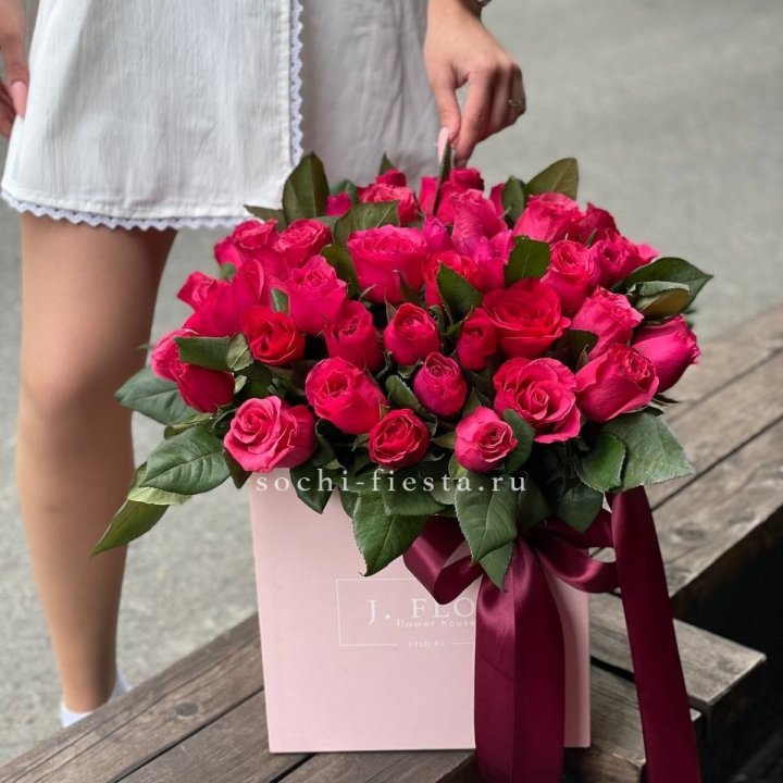 55 алых роз в кубе в Кургане