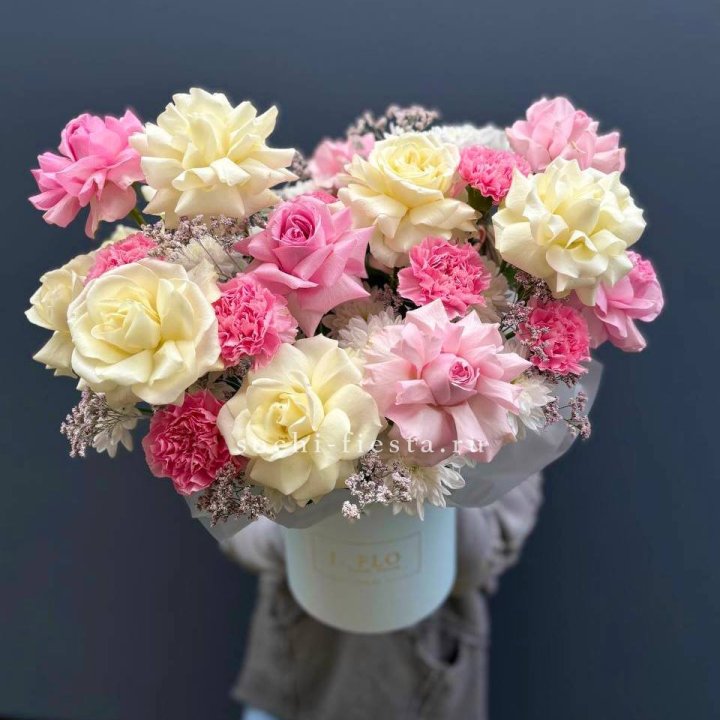 Коробка французских роз и диантусов "Бони" в Кургане