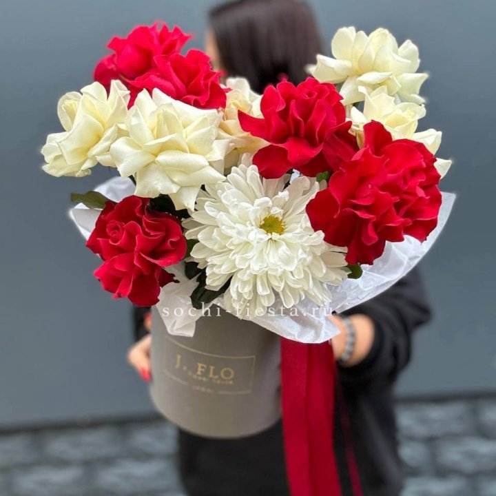 Французские розы с хризантемой в боксе в Кургане