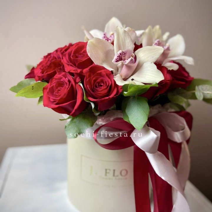 Розы и орхидеи в боксе в Кургане