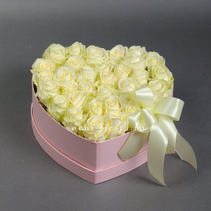 35 белых роз в коробке "Сердце" в Кургане