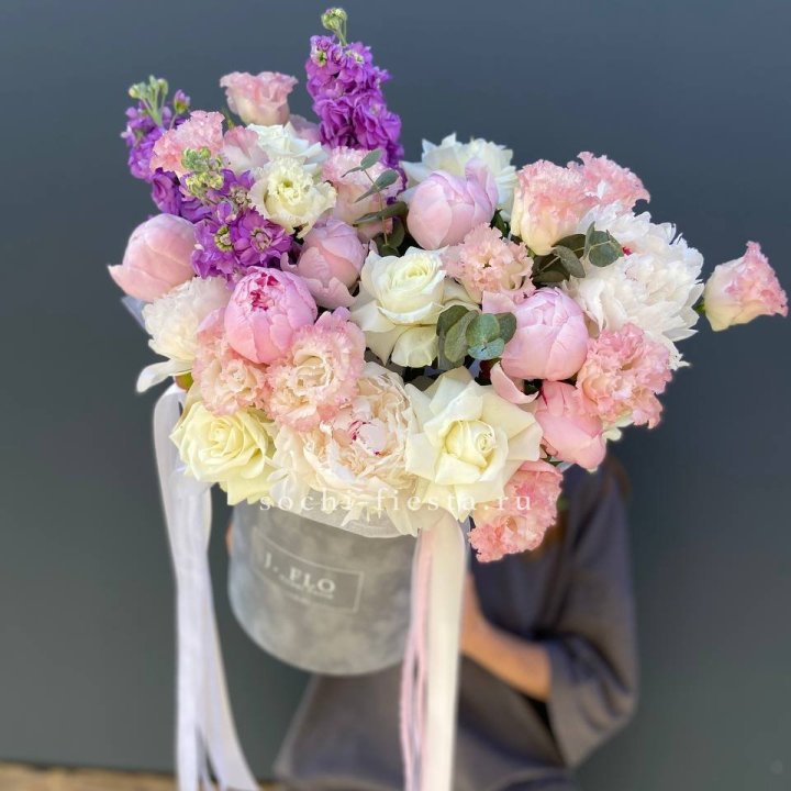 Дизайнерский цилиндр с пионами "Ривьера" в Кургане