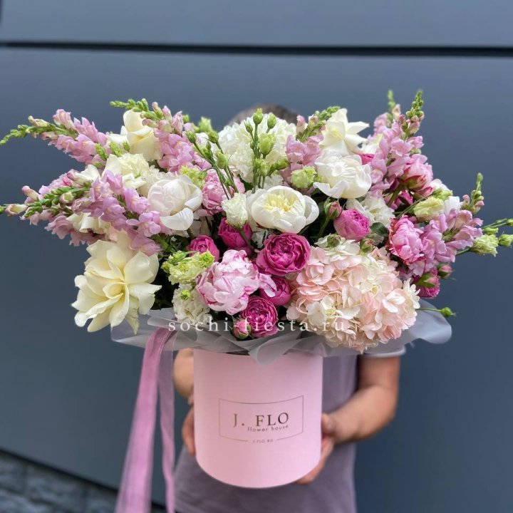 Дизайнерский цилиндр с пионами "Саманта" в Кургане