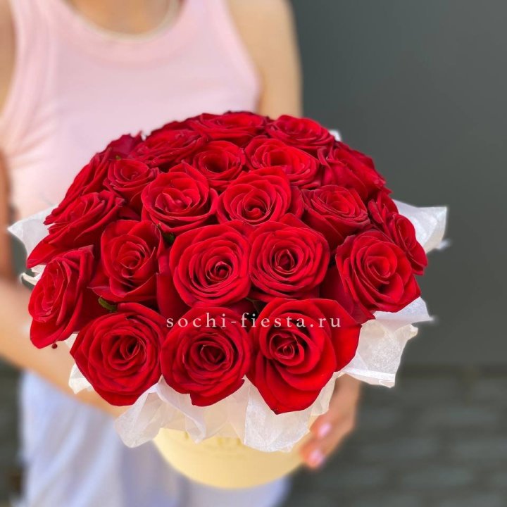 Красные розы в цилиндре в Кургане