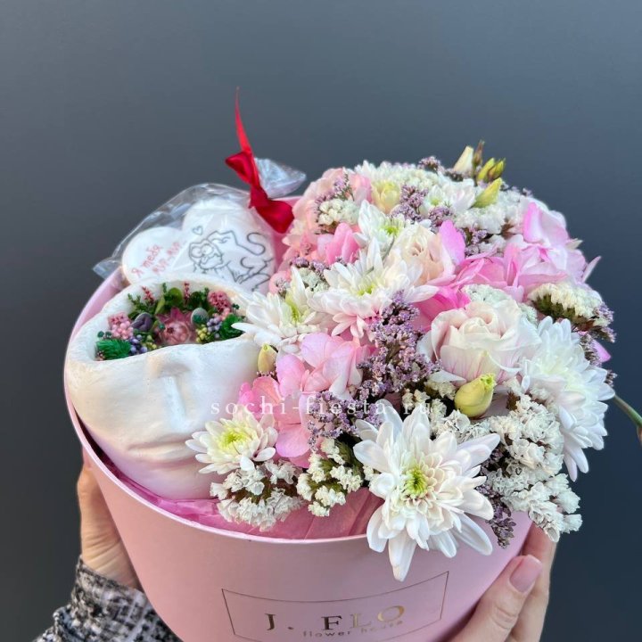 Цветы и свеча в коробке в Кургане