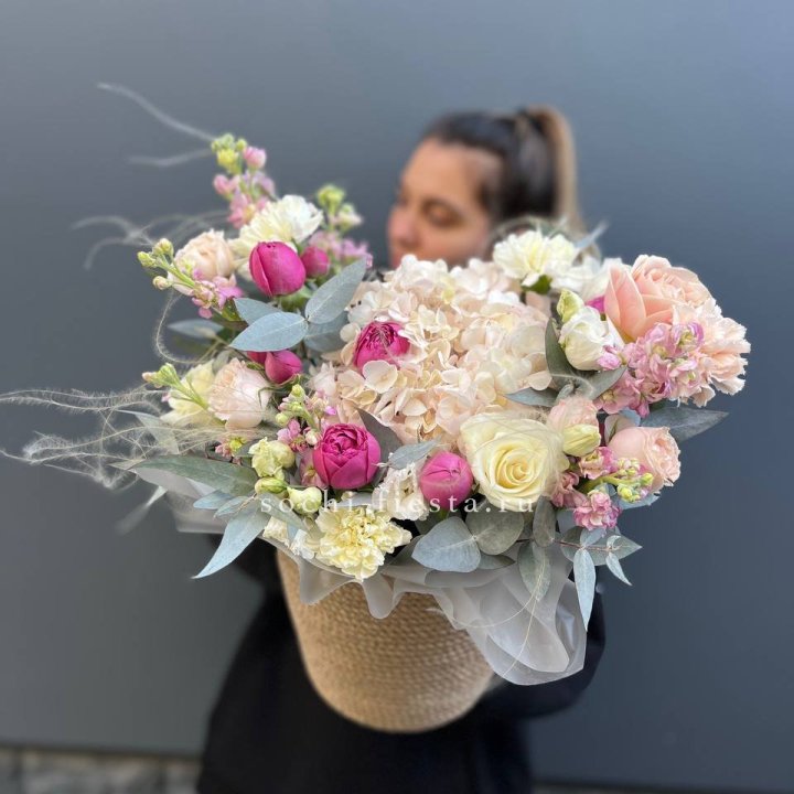 Цветочная композиция в джутовом боксе  в Кургане