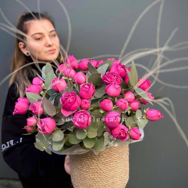 Пионовидные розы Мисти Бабблс в джутовом кашпо в Кургане