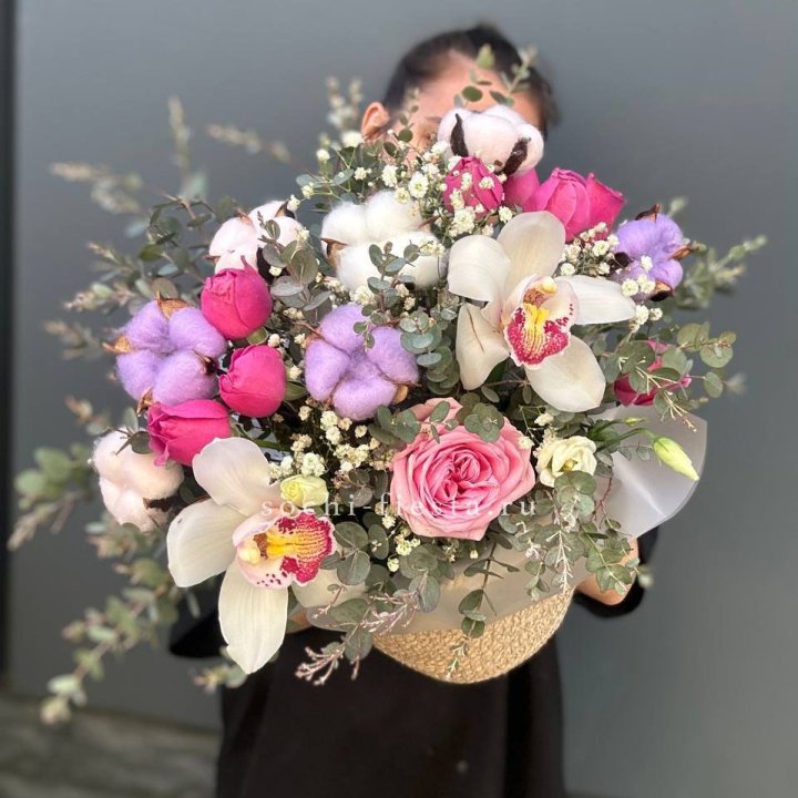 Орхидея и розы в джутовом кашпо в Кургане