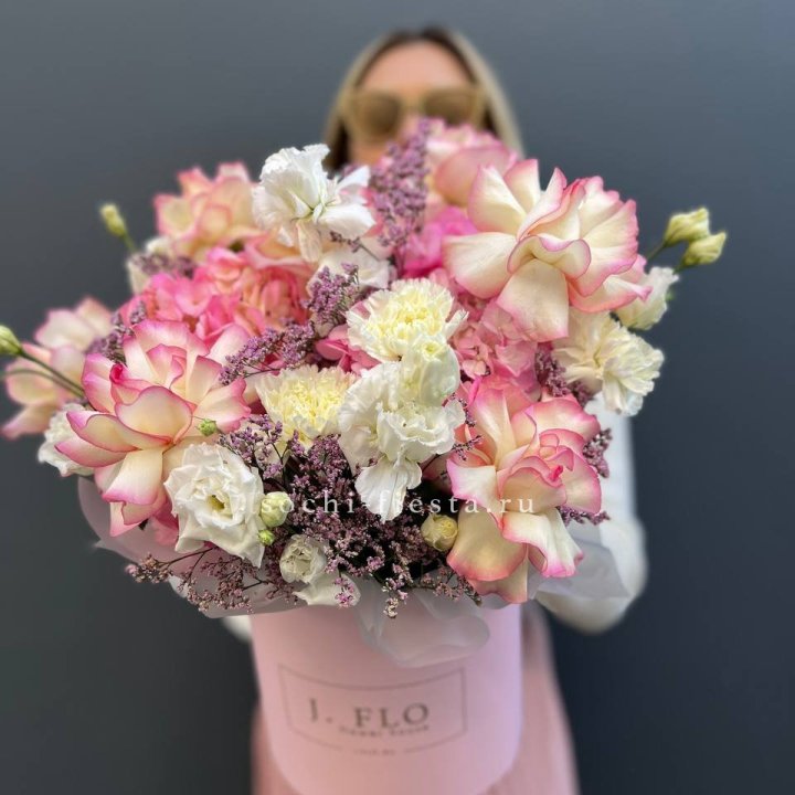 Цветочная композиция "Глория" в боксе в Кургане