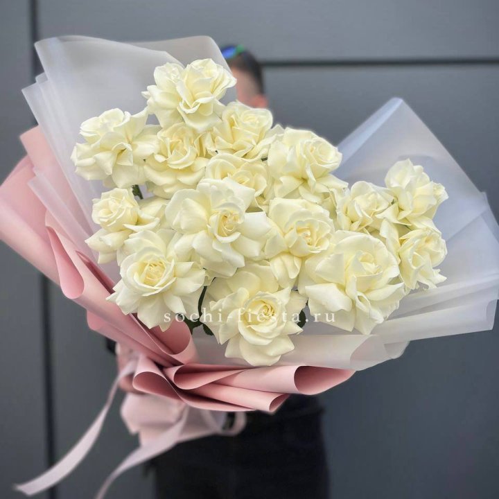 Букет из 15 французских роз Вайт дрим в Кургане