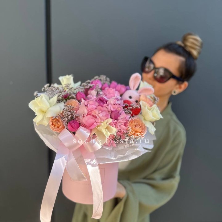 Дизайнерский цилиндр с игрушкой "Лола" в Кургане