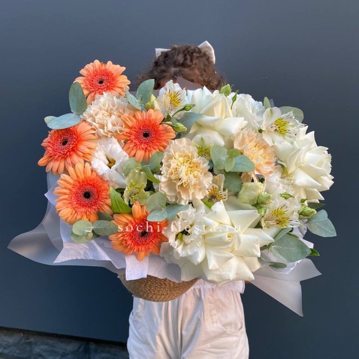 Розы и герберы в джутовом кашпо "Георгино" в Кургане