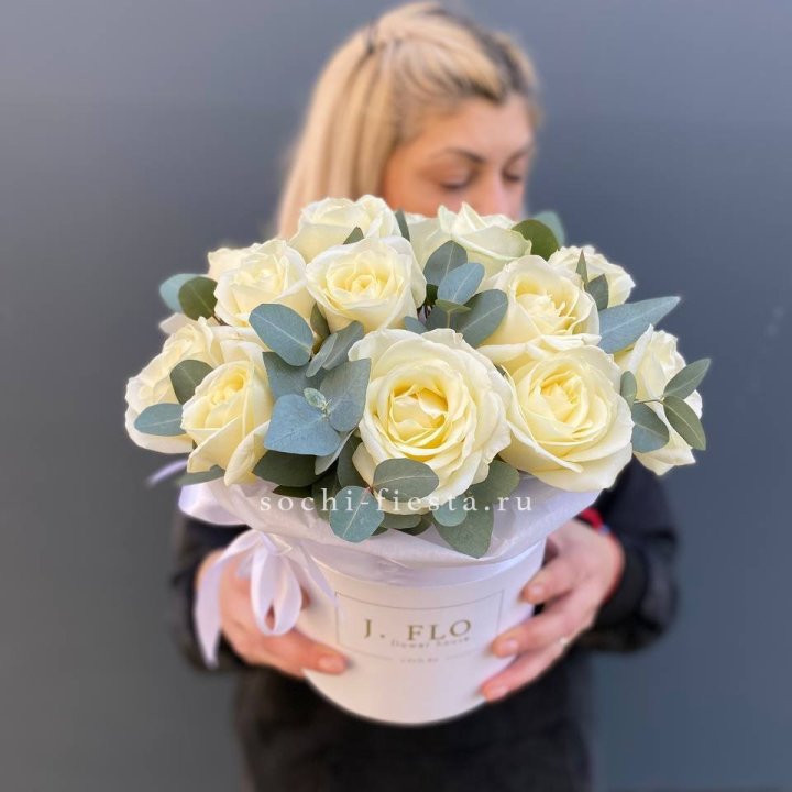 15 белых роз в боксе в Кургане