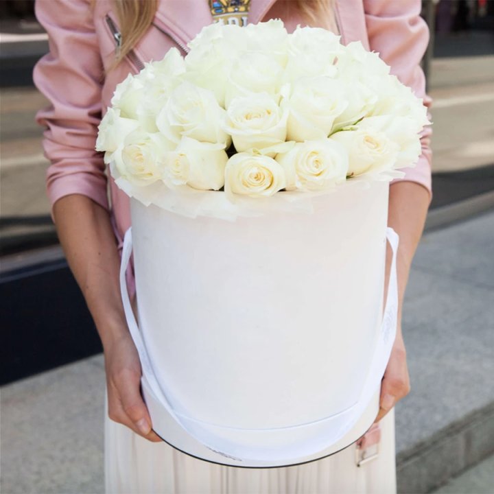 35 белых роз в цилиндре в Кургане