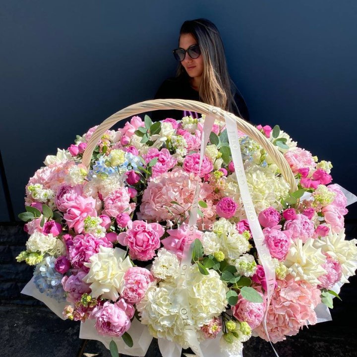 Цветочная корзина из пионов и пионовидных роз "Перфекте" в Кургане