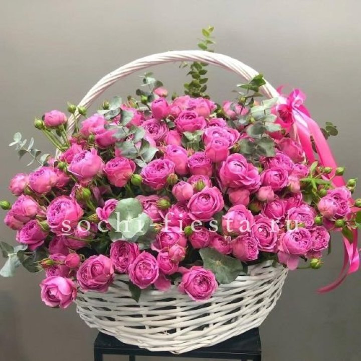 65 пионовидных кустовых роз в корзине в Кургане