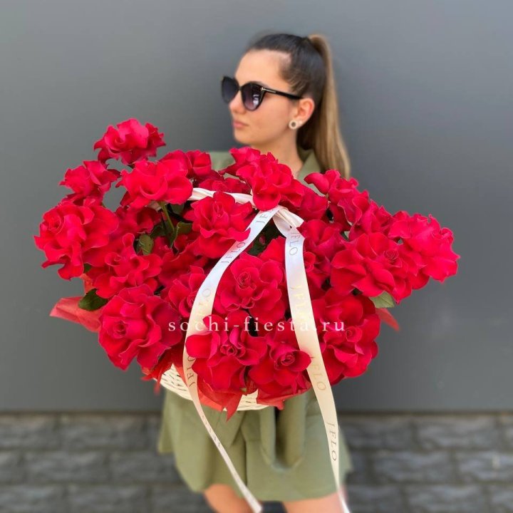 Красные французские розы в корзине в Кургане