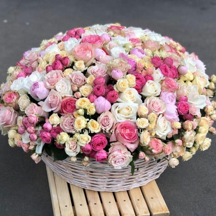 Цветочная корзина из пионов и пионовидных роз "Юниверсити" в Кургане