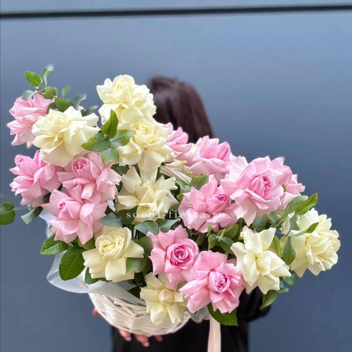 25 Французских роз в корзине в Кургане