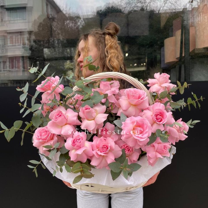 25 роз в цветочной корзине  в Кургане