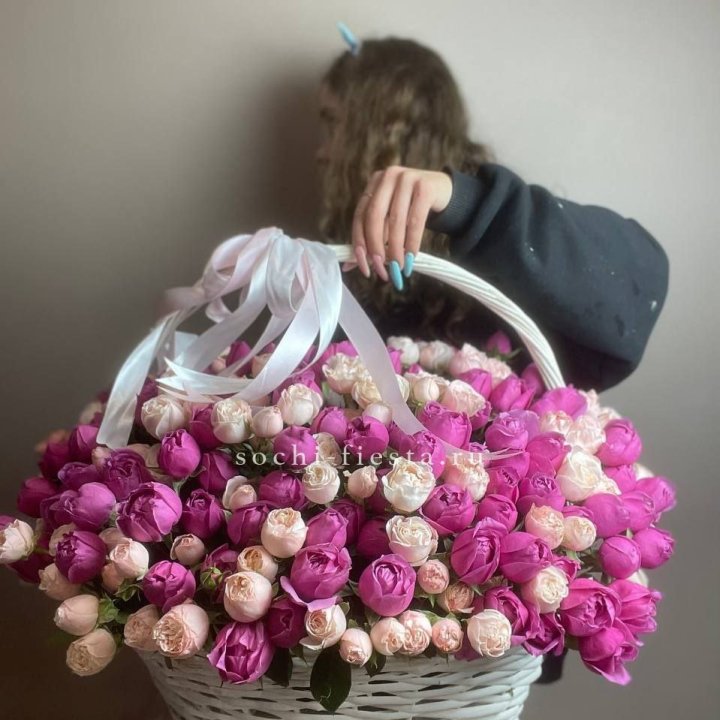 Премиум корзина пионовидных кустовых роз в Кургане