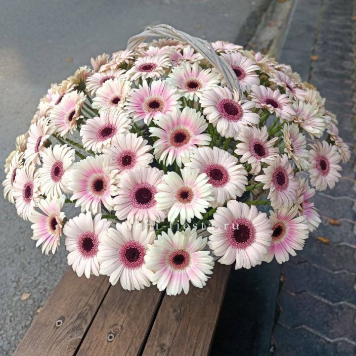 Корзина с герберами  в Кургане