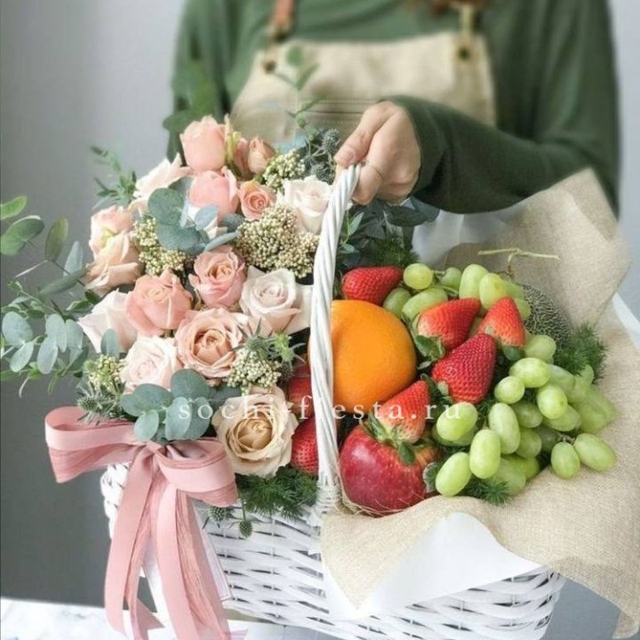 Фруктовая корзина c цветами в Кургане