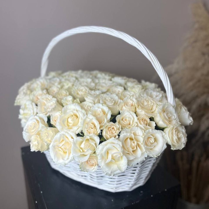 101 белая роза в корзине в Кургане