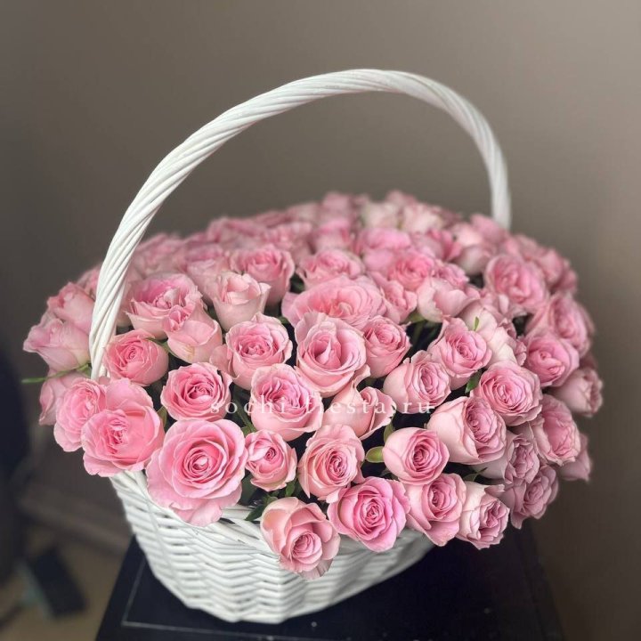 101 розовая роза в корзине в Кургане