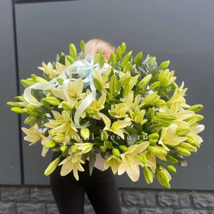 Лилии в корзине в Кургане