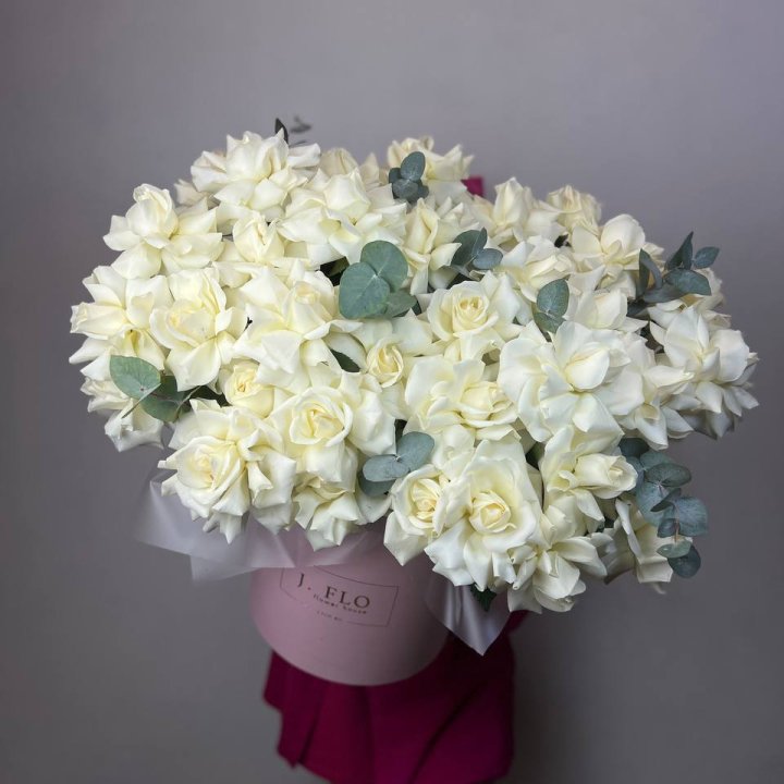 37 белых роз в боксе в Кургане