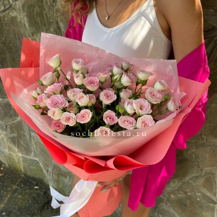 Розовые кустовые розы в Кургане