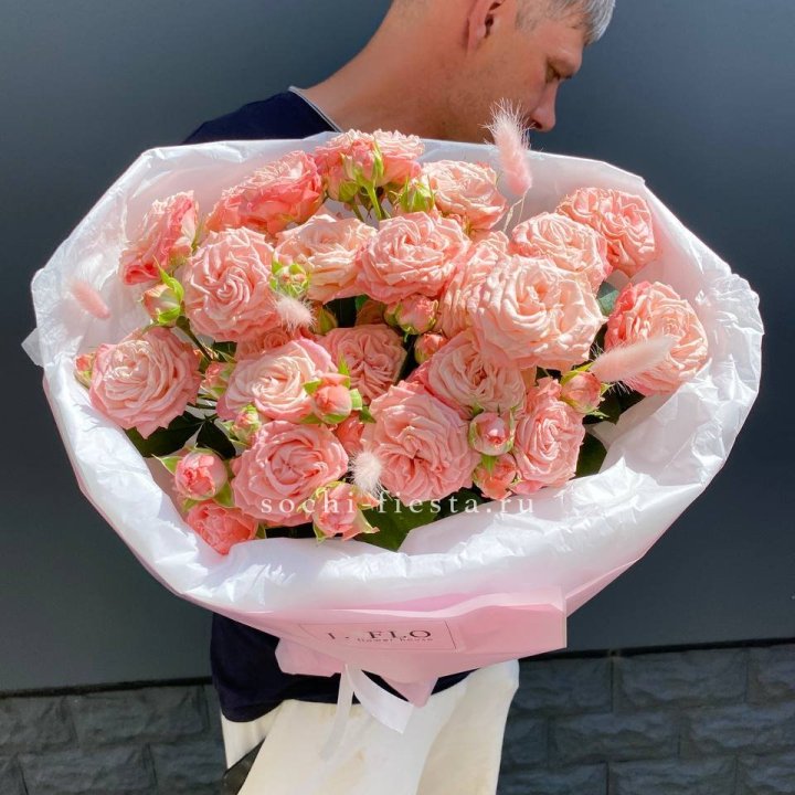 Пионовидные розы Мадам Бомбастик в Кургане