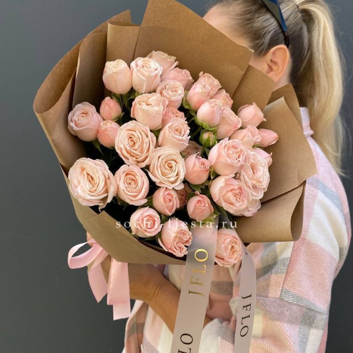 Кустовые розы Бомбастик в крафте в Кургане