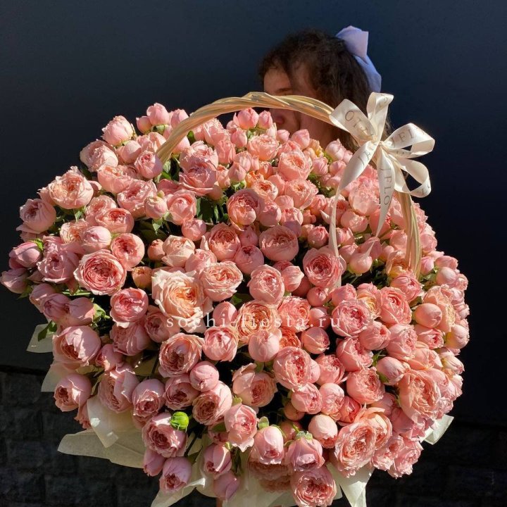 Корзина из пионовидных роз в Кургане