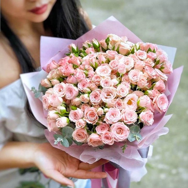 Кустовые розы с эвкалиптом в Кургане