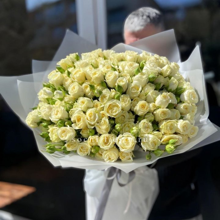 Белые кустовые розы 31 шт в Кургане