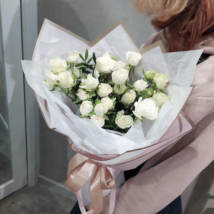 Белоснежные кустовые розы в Кургане