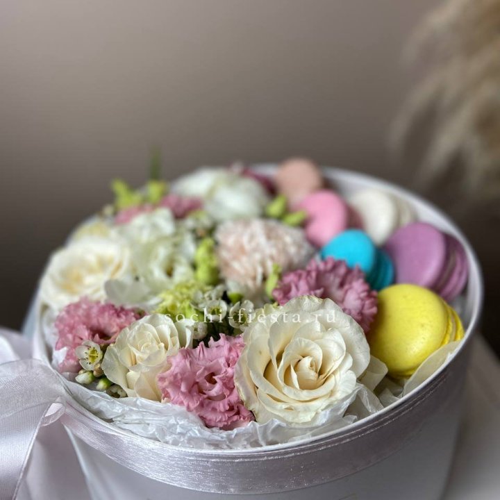 Цветы в цилиндре с макаронс "Прованс" в Кургане