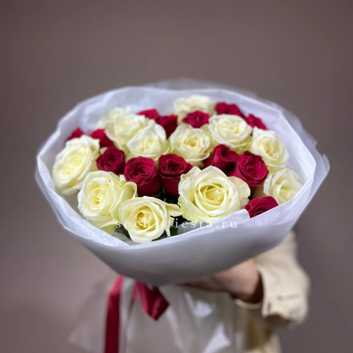 Букет их красных и белых 25 роз в Кургане