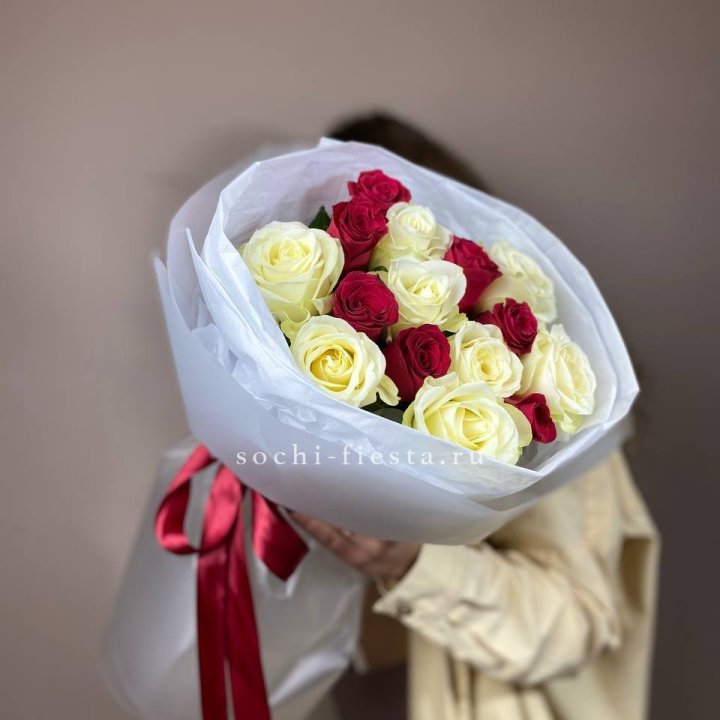 Букет из красных белых 15 роз в Кургане