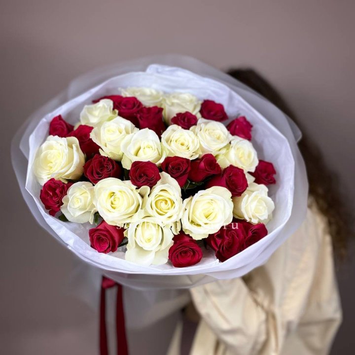 Букет из красных белых 35 роз в Кургане
