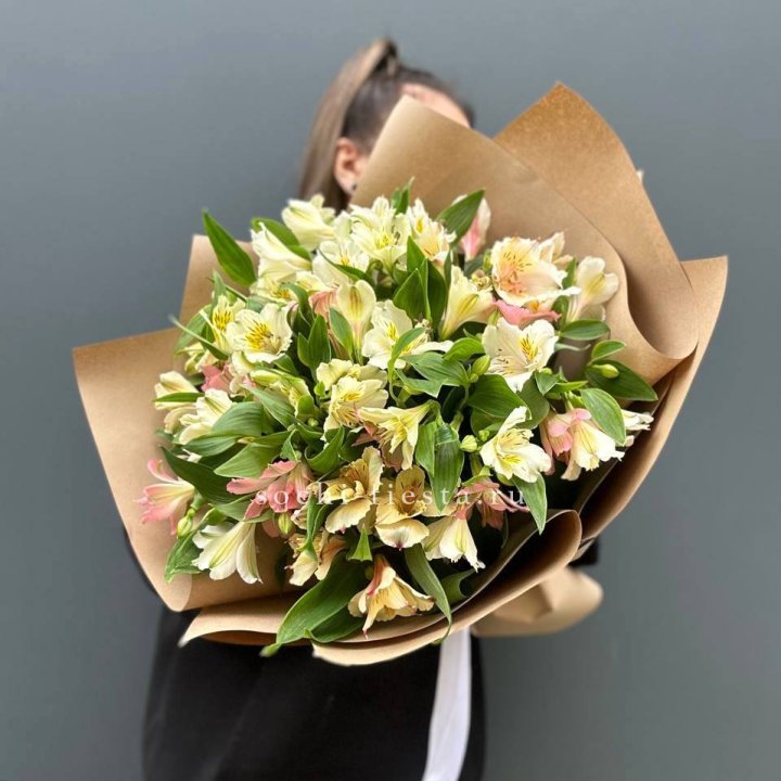 Букет альстромерий в крафте в Кургане