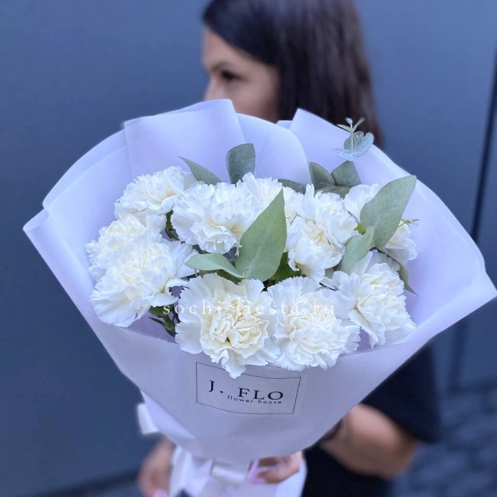 Букет белых диантусов с эвкалиптом в Кургане