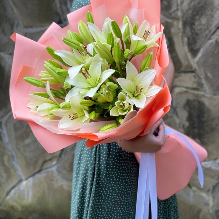 Букет из 7 белых лилий в Кургане