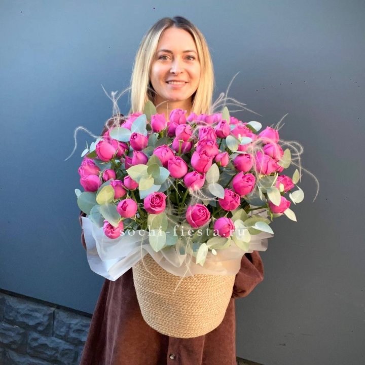 Пионовидные розы  в джутовом кашпо  в Кургане