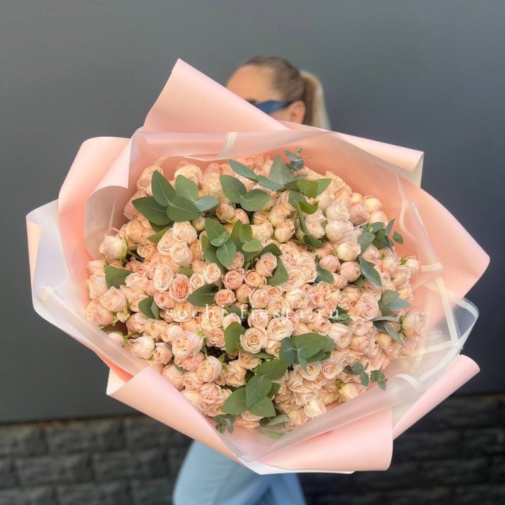 101 кустовая роза с эвкалиптом в Кургане